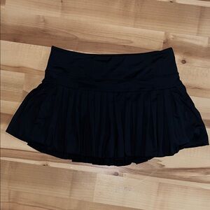 GOLD HINGE: Black Pleated Tennis Skort